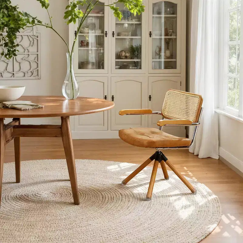 Sedia da pranzo girevole in similpelle con schienale in canna di rattan e gambe in legno massello, rotazione a 360°