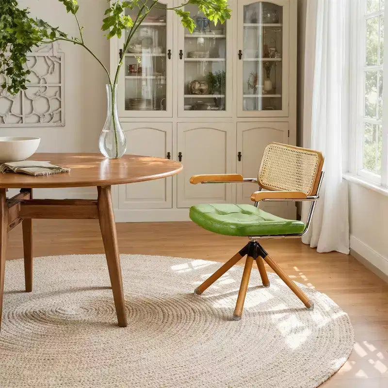 Sedia da pranzo girevole in similpelle con schienale in canna di rattan e gambe in legno massello, rotazione a 360°