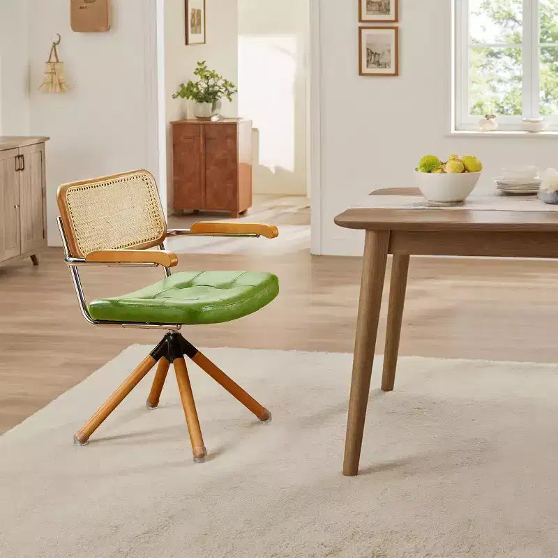 Sedia da pranzo girevole in similpelle con schienale in canna di rattan e gambe in legno massello, rotazione a 360°