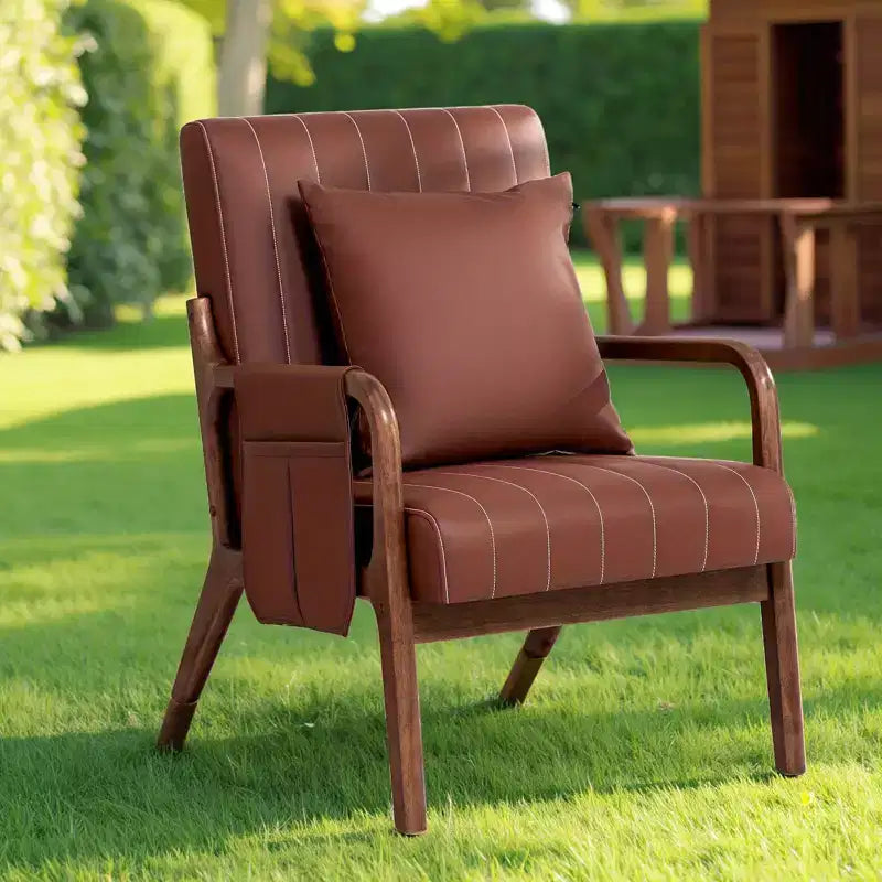 Poltrona accent mid-century, in similpelle con struttura in legno massello, cuscino lombare e tasca laterale