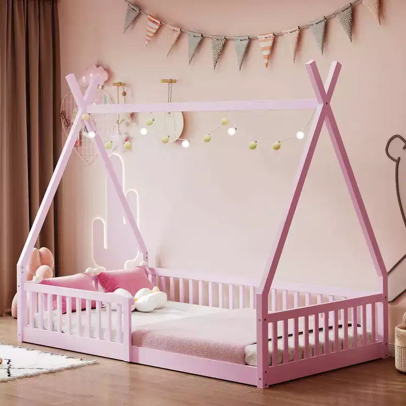 Letto a terra matrimoniale con recinzione e sponde di sicurezza, struttura a tenda in legno di pino per bambini dai 2 ai 12 anni