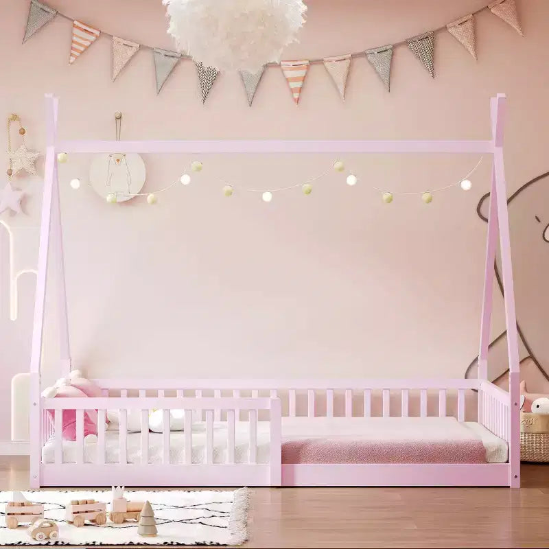 Letto a terra matrimoniale con recinzione e sponde di sicurezza, struttura a tenda in legno di pino per bambini dai 2 ai 12 anni