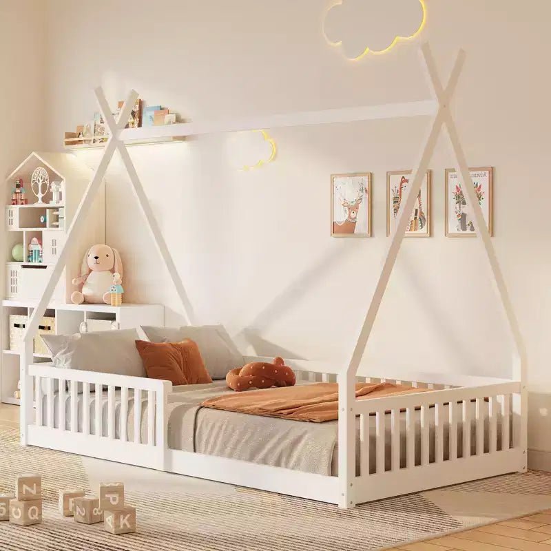Letto a terra matrimoniale con recinzione e sponde di sicurezza, struttura a tenda in legno di pino per bambini dai 2 ai 12 anni