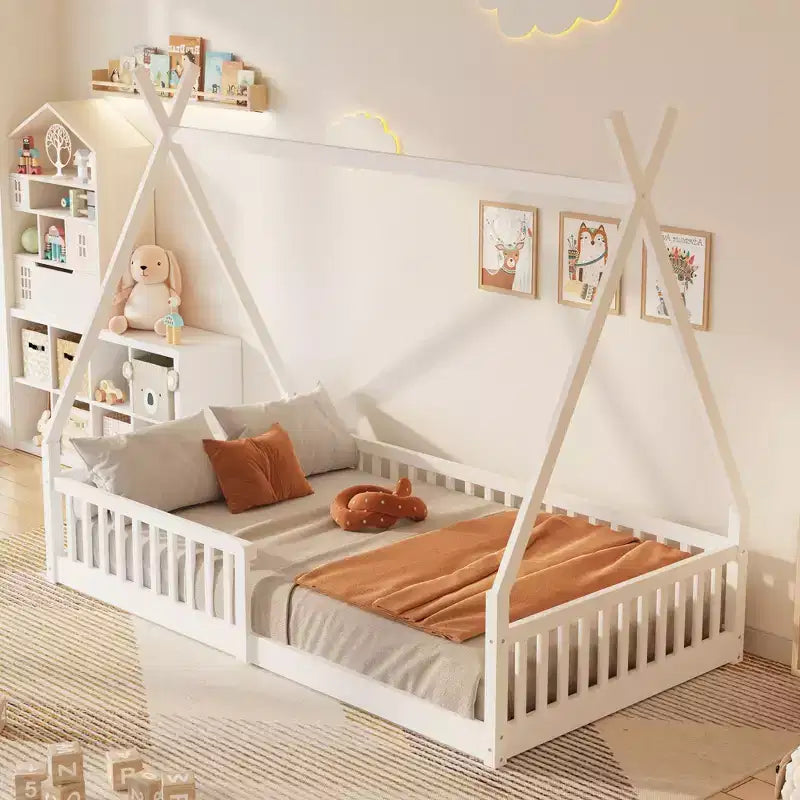 Letto a terra matrimoniale con recinzione e sponde di sicurezza, struttura a tenda in legno di pino per bambini dai 2 ai 12 anni
