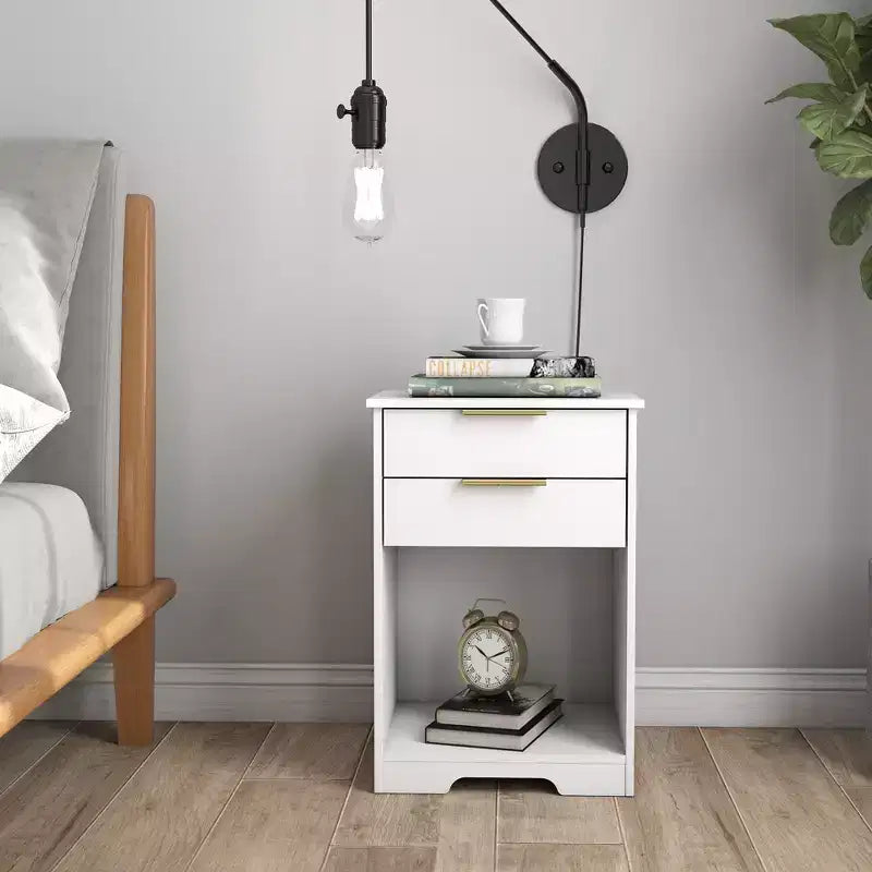 Con un design pulito e moderno, questo comodino con 2 cassetti, tavolino, comodino con spazio aperto, maniglia dorata, design moderno, per soggiorno.