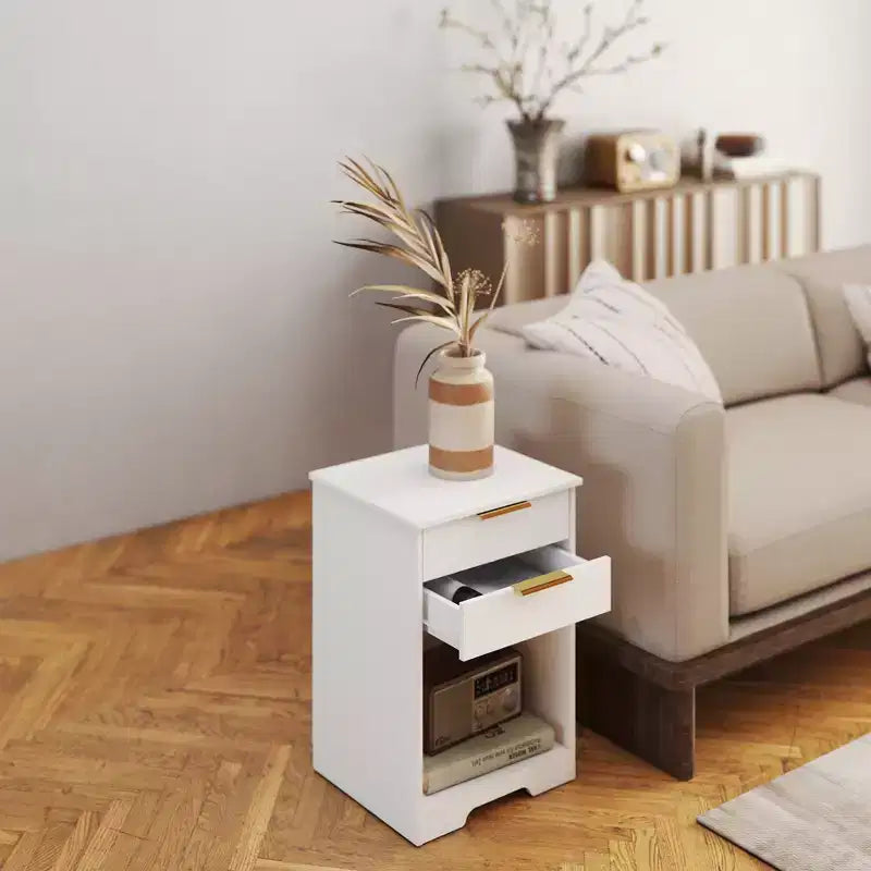 Con un design pulito e moderno, questo comodino con 2 cassetti, tavolino, comodino con spazio aperto, maniglia dorata, design moderno, per soggiorno.