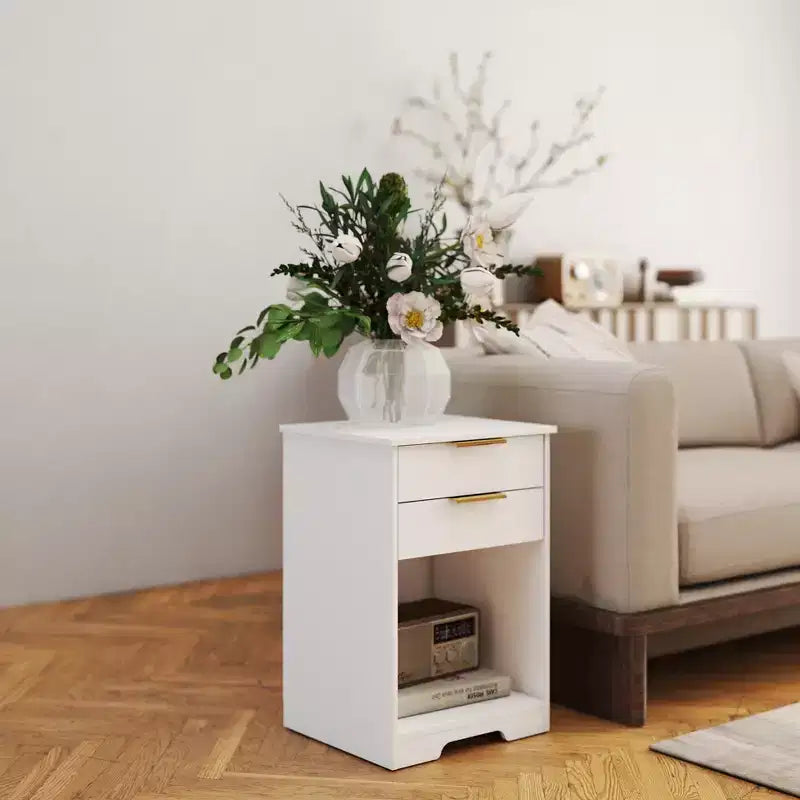 Con un design pulito e moderno, questo comodino con 2 cassetti, tavolino, comodino con spazio aperto, maniglia dorata, design moderno, per soggiorno.