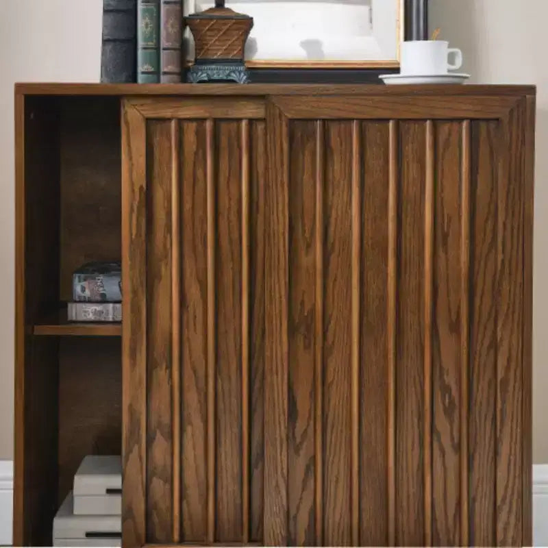 Credenza Mid-Century con 2 ante scorrevoli e strisce decorative in legno massello, mobile contenitore per soggiorno, cucina, sala da pranzo, ingresso, corridoio