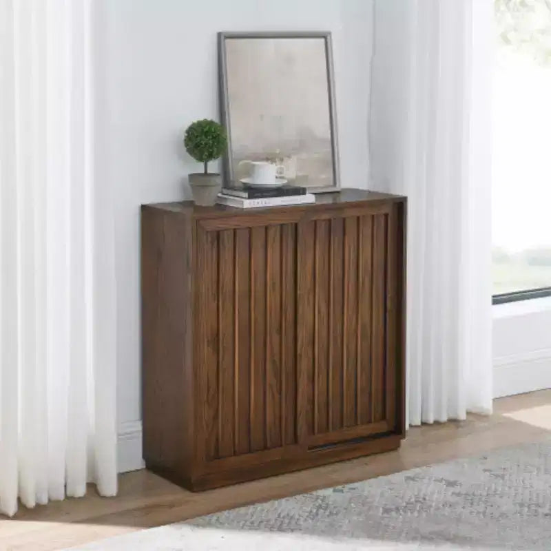 Credenza Mid-Century con 2 ante scorrevoli e strisce decorative in legno massello, mobile contenitore per soggiorno, cucina, sala da pranzo, ingresso, corridoio