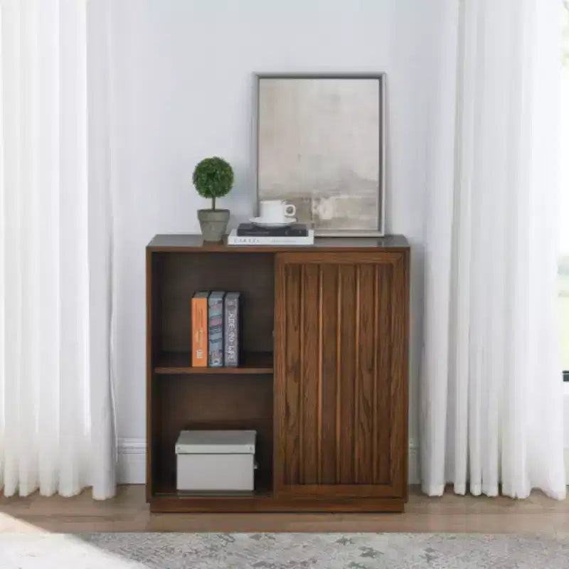 Credenza Mid-Century con 2 ante scorrevoli e strisce decorative in legno massello, mobile contenitore per soggiorno, cucina, sala da pranzo, ingresso, corridoio
