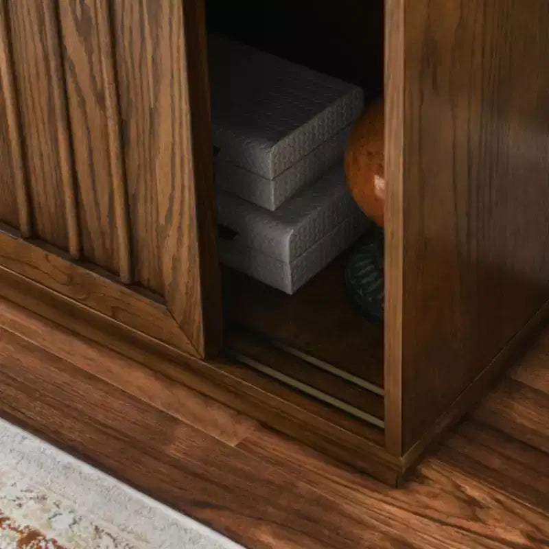Credenza Mid-Century con 2 ante scorrevoli e strisce decorative in legno massello, mobile contenitore per soggiorno, cucina, sala da pranzo, ingresso, corridoio