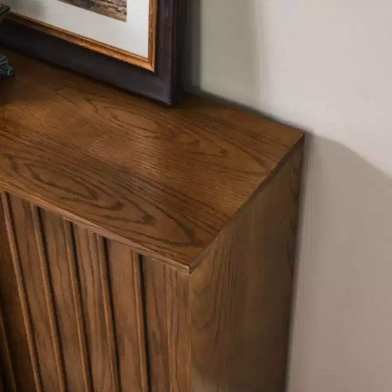 Credenza Mid-Century con 2 ante scorrevoli e strisce decorative in legno massello, mobile contenitore per soggiorno, cucina, sala da pranzo, ingresso, corridoio